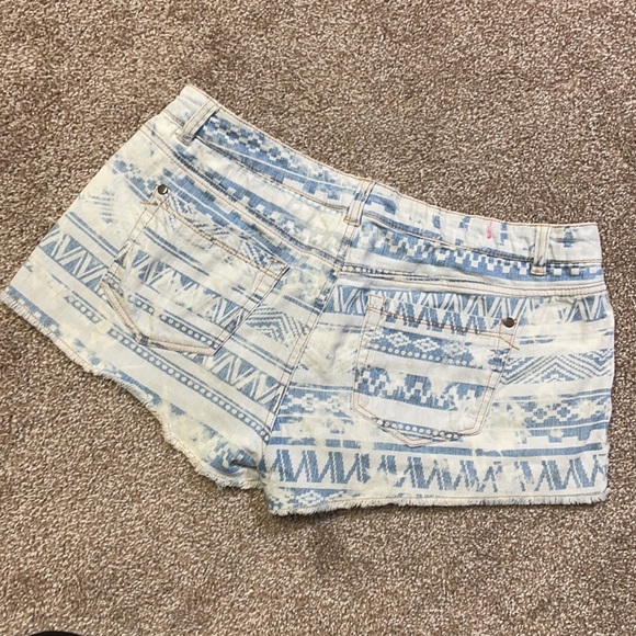 4/$24🦩 Tinseltown Denim Patterned Shorts Size 11 - Picture 3 of 9
